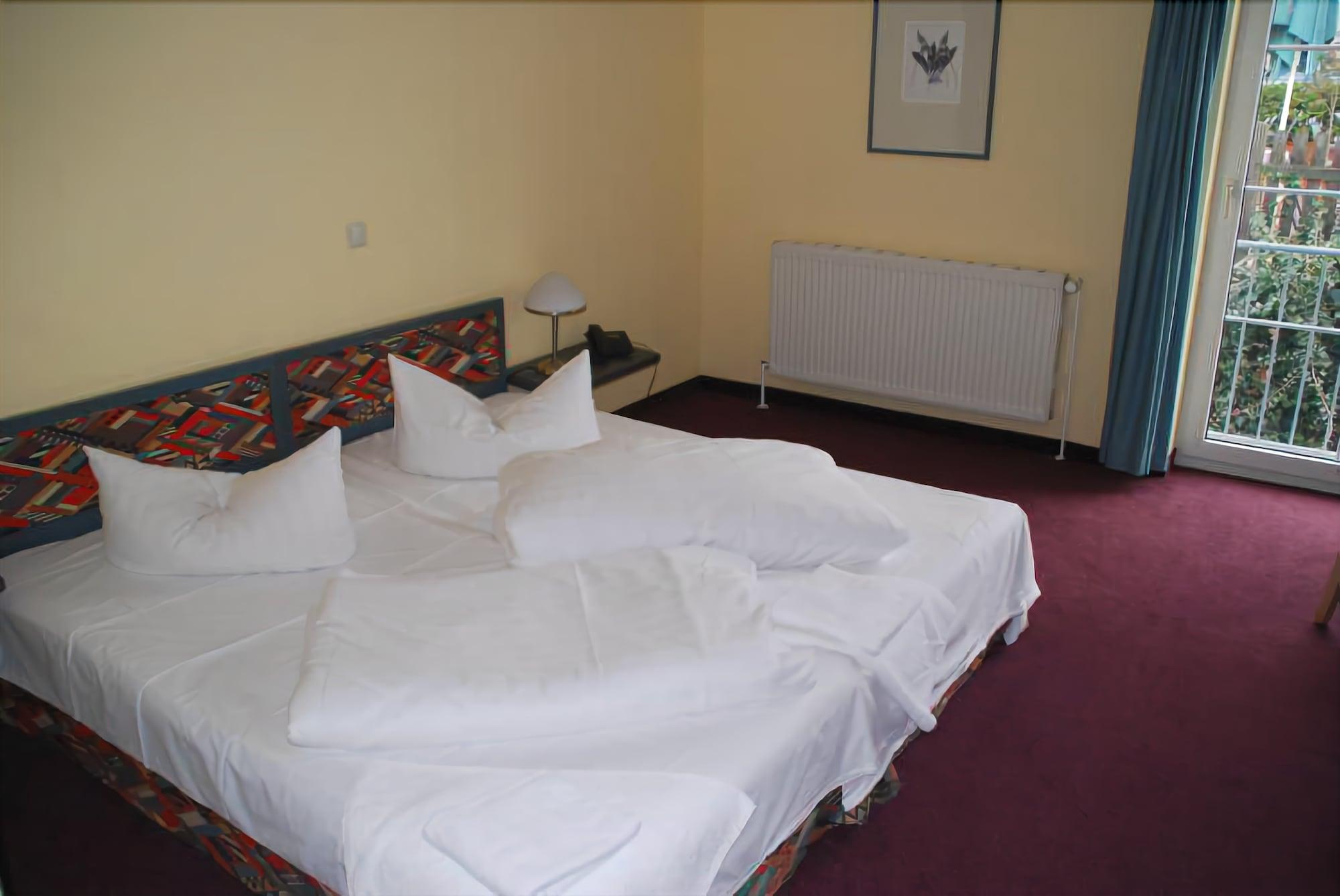 Hotel Lindenberger Hof Ahrensfelde Bagian luar foto