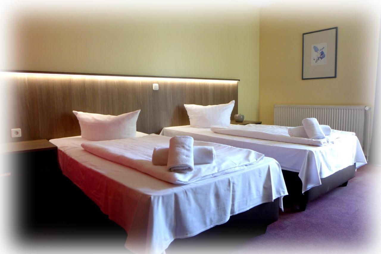 Hotel Lindenberger Hof Ahrensfelde Bagian luar foto